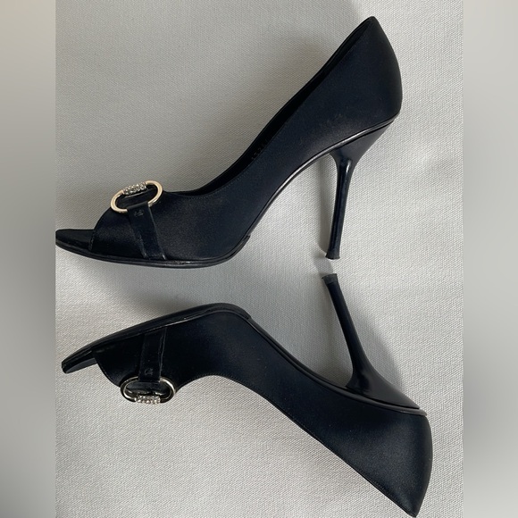Gucci high-heeled shoes with horseshoe buckle on front. 
Black size 8.5. - Picture 6 of 10